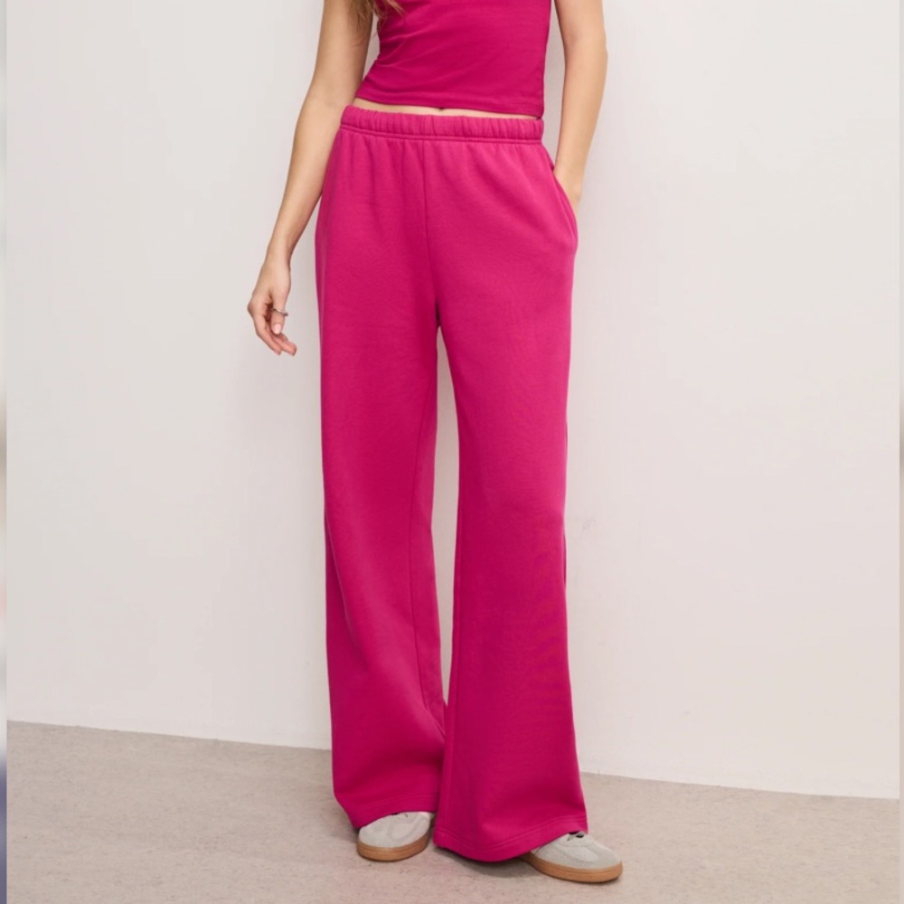 Good American wide leg fuscia sweatpants